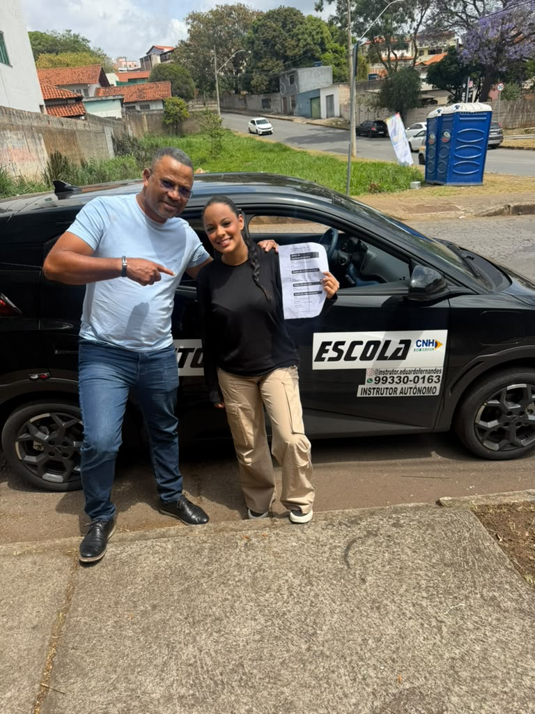 Eduardo Fernandes com aluna em registro recente de conquista