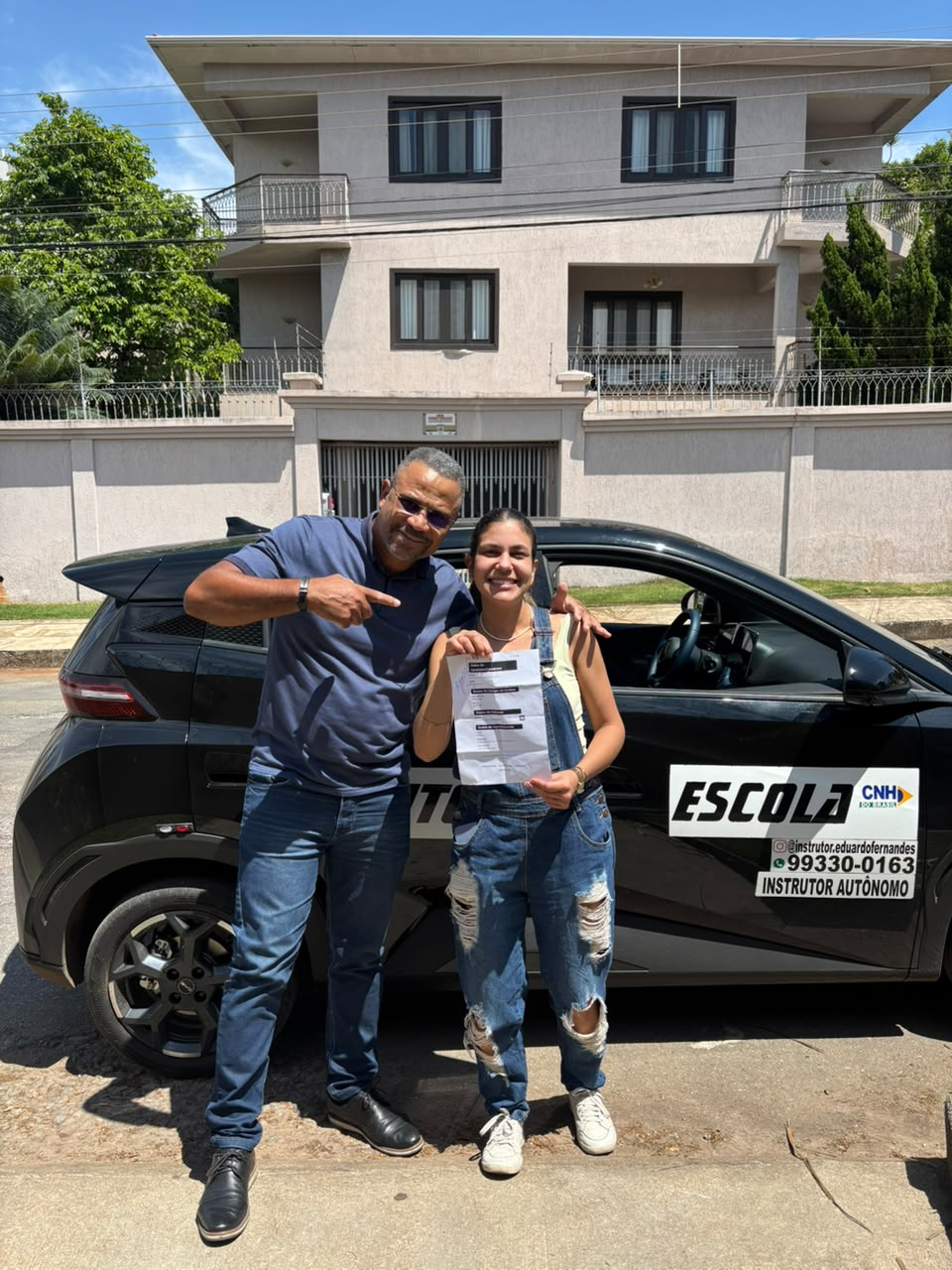 Eduardo Fernandes com aluna em registro recente de conquista