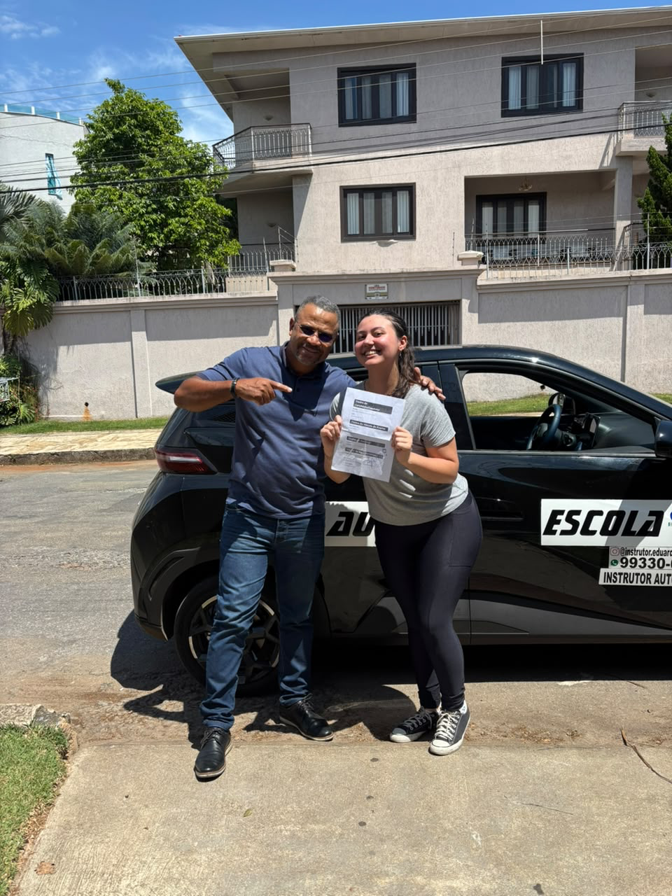 Eduardo Fernandes com aluna em registro recente de conquista