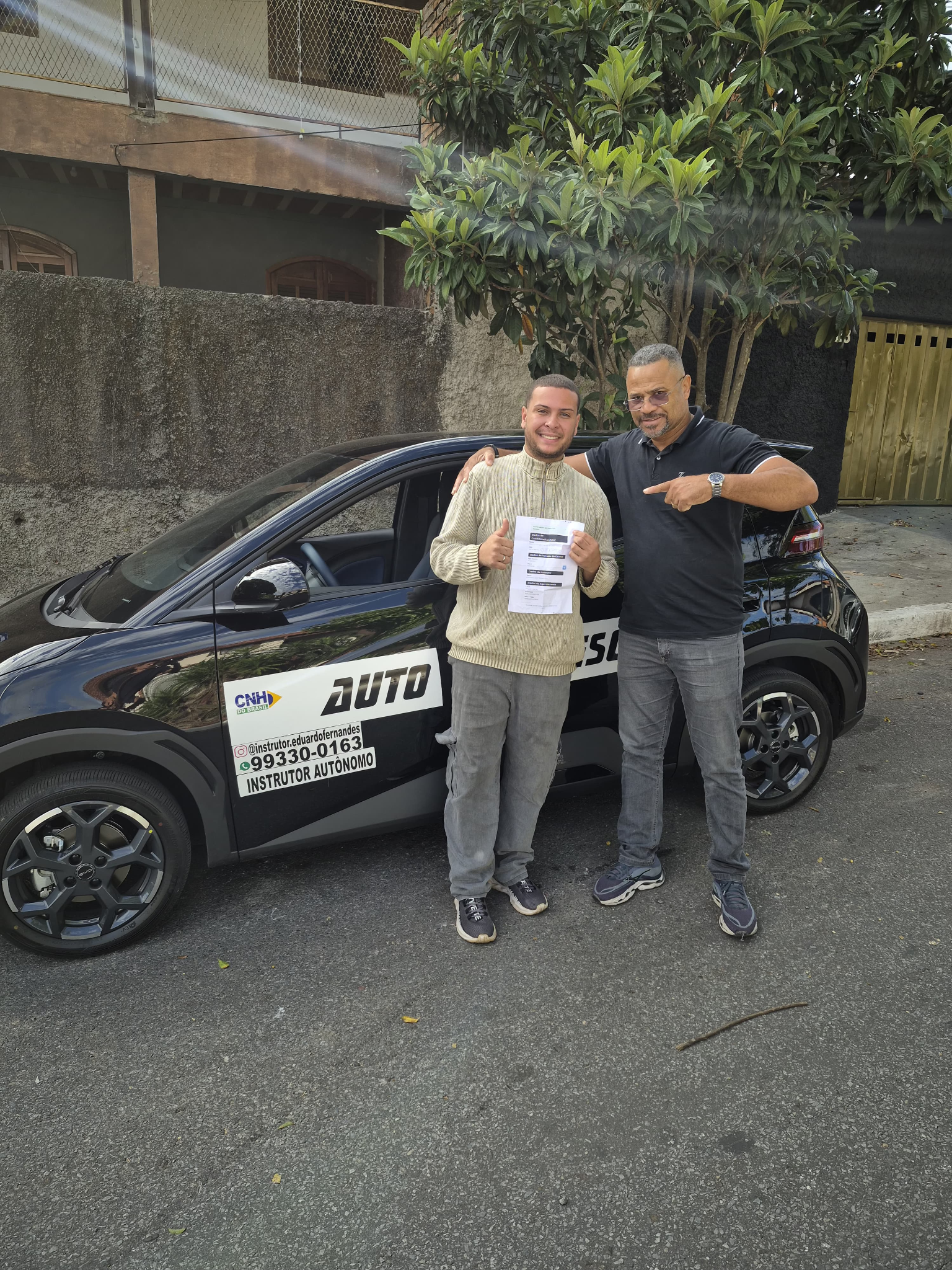 Eduardo Fernandes com aluno e o carro utilizado nas aulas
